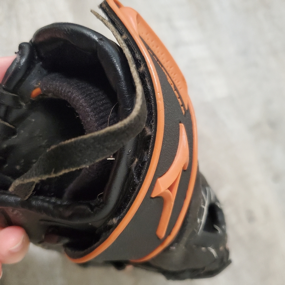 Mizuno Pink and Black Leather Catching Mitt - Picture 4 of 11